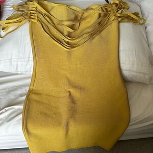 Bodycon mustard dress with straps for sleeves